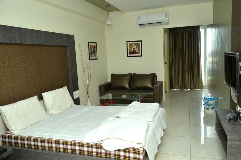Hotel The Grand Parshwanath Sankeshvar Exteriör bild